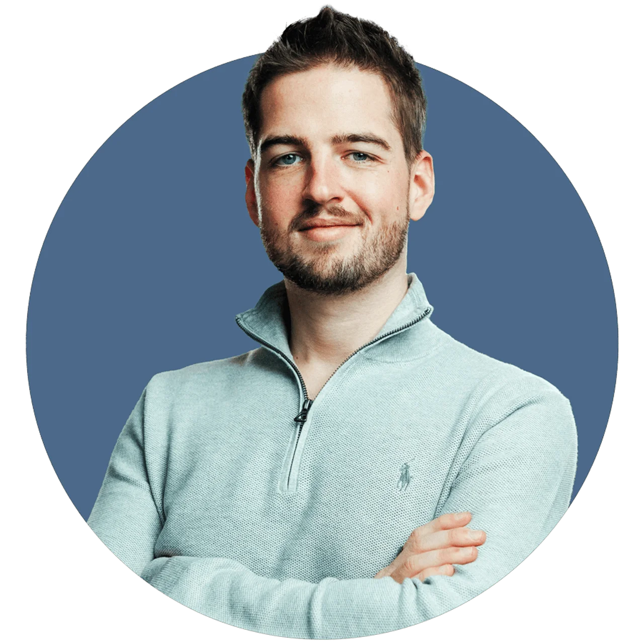 Tim Gelhausen mit verschränkten Armen vor einem blauen Kreis
