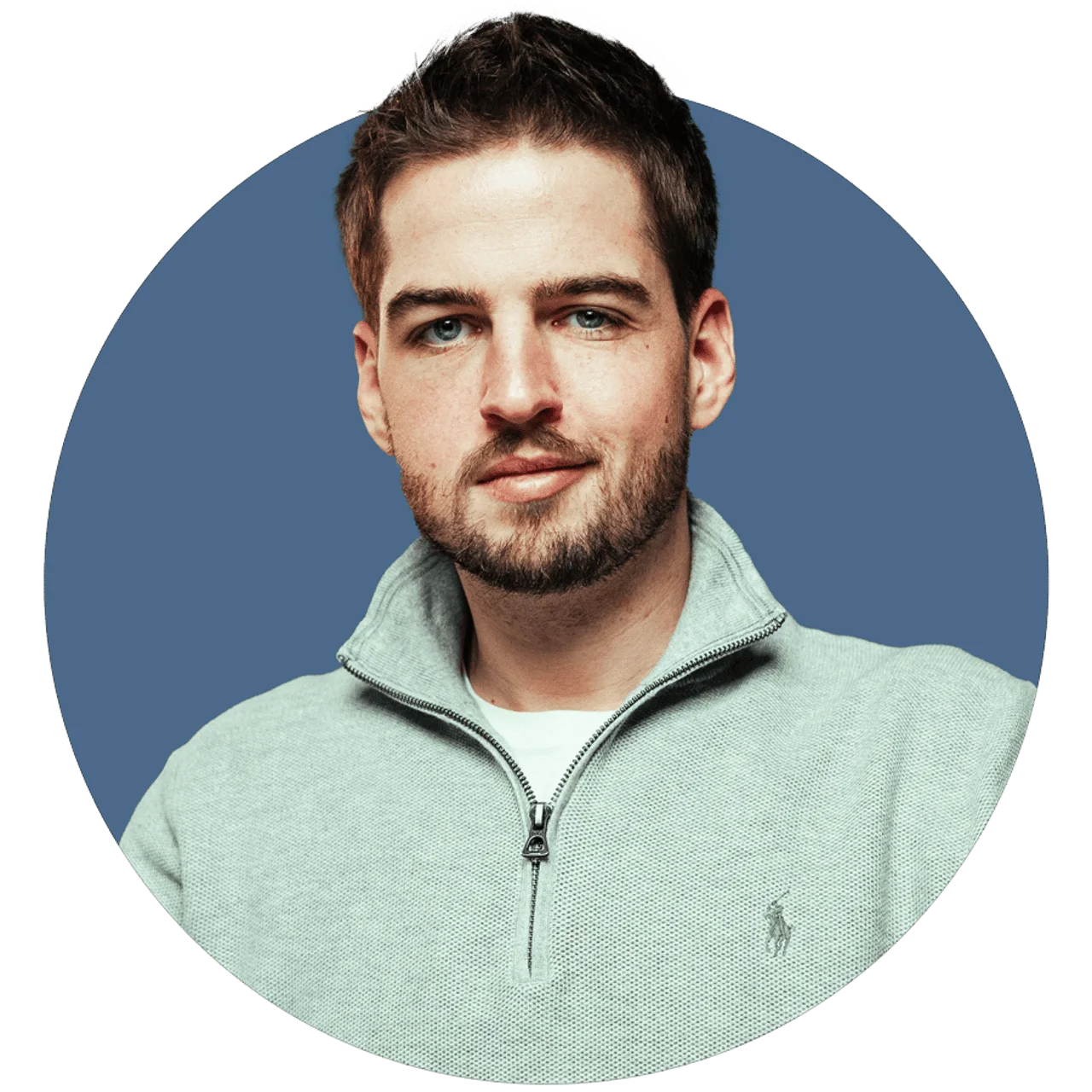 Tim Gelhausen im hellgrünen Pullover vor einem blauen Kreis